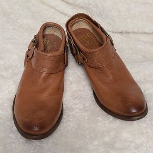 FRYE Carson Mule in Cognac